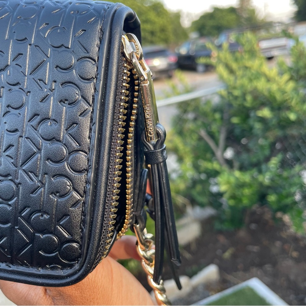 Calvin Klein long crossbory chain purse - Picture 4 of 8